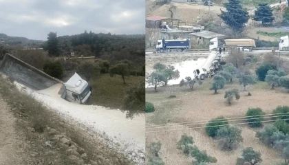 Antakyada çakıl yüklü kamyon zeytin bahçesine uçtu