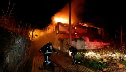 Antalyada 150 yıllık tarihi ev alev alev yandı, mahalleli sokağa döküldü