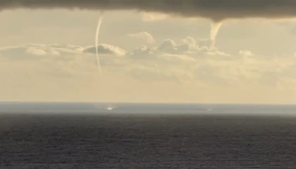 Antalyada denizde aynı anda çıkan iki hortum kamerada