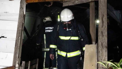Antalyada gecekonduda çıkan yangın korkuttu