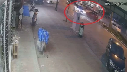 Antalyada hafif ticari araçla otomobil çarpıştı: 3 yaralı