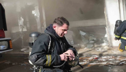 Antalyada iş yeri deposunda yangın çıktı, çalışanlar gözyaşları içinde kaldı