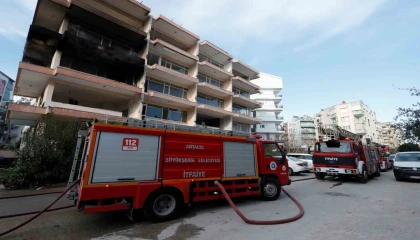 Antalyada kentsel dönüşümdeki binada çıkan yangını itfaiye söndürdü