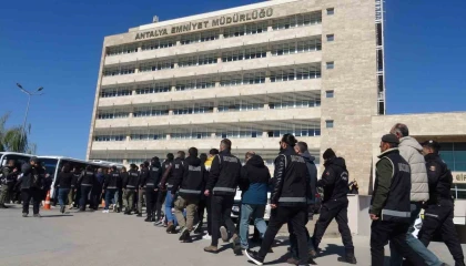 Antalyada ‘KISKAÇ-40 operasyonunda yakalanan 77 kişi adliyeye sevk edildi