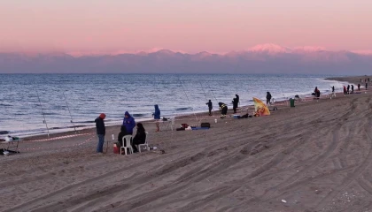 Antalyada kıyıdan balık yakalama turnuvası