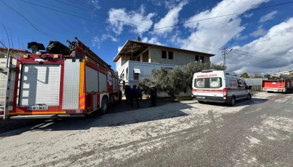 Antalyada müstakil ev yangınında 2 kişi dumandan etkilendi
