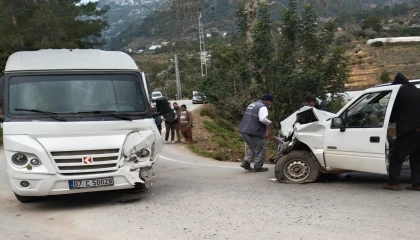 Antalyada öğrenci servisi ile kamyonet çarpıştı: 21i öğrenci 24 yaralı