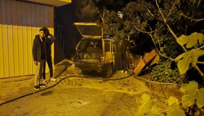 Antalyada park halinde alev alan Tofaş hurdaya döndü