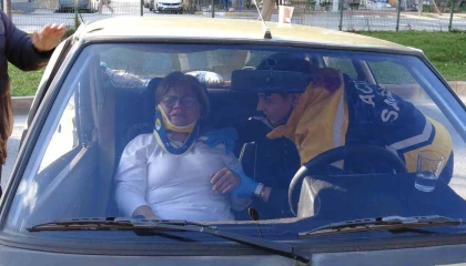 Antalyada trafik kazası, araçta sıkışan yaralıyı itfaiye ve sağlık ekipleri çıkardı