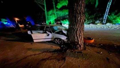Antalyada virajı alamayan otomobil ağaca çarptı: 1 ölü, 3 yaralı