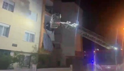 Antalyada yangında binada mahsur kalanlar itfaiye yardımıyla kurtarıldı