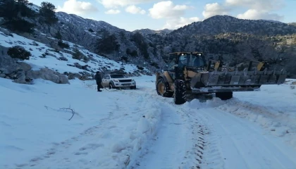 Antalyada yayla dönüşü araçlarıyla yolda mahsur kalan 3 kişi kurtarıldı