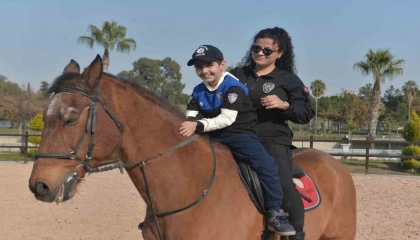 Atlı polis olmayı hayal eden Poyrazın çizdiği resim gerçeğe dönüştü