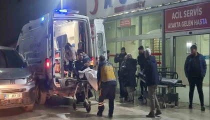 Ayağından vuruldu, hastaneye sevk edilirken gazetecileri hedef aldı