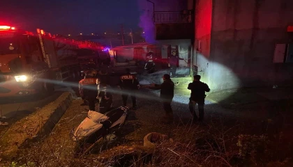 Babasının evini yakıp, elinde av tüfeğiyle itfaiyecilerin yangına müdahalesini engelledi