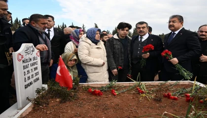 Bakan Tekin, Osmaniyede deprem şehitliğini ziyaret etti