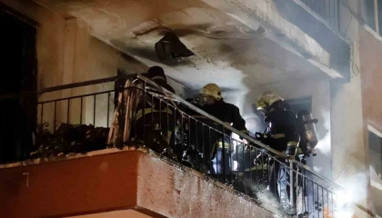 Balkona stoklanan cep telefonu bataryaları bomba gibi patladı, mahalleli sokağa döküldü