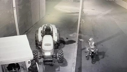 Benzinle traktörü yakarken kendini de yaktı