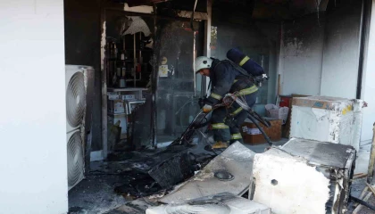 Beyaz eşya mağazasında çıkan yangında ürünler zarar gördü