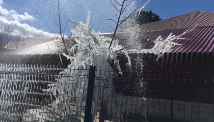 Borulardan fışkıran sular buz tuttu, ortaya ilginç görüntüler çıktı