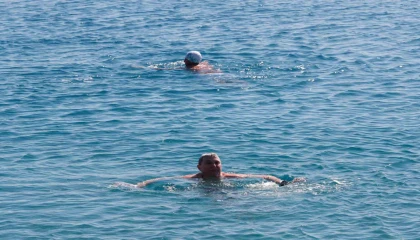 Bu sefer serinlemek için değil ısınmak için denize girdiler