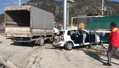 Burdurda kamyonet ile otomobil çarpıştı: 4 yaralı