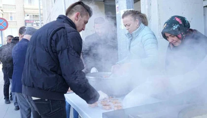 Burdurda şehit ve gaziler için lokma dağıtıldı