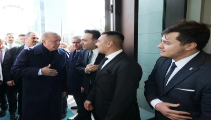 Burdurlu Recep Tayyip Erdoğana parti rozetini Cumhurbaşkanı Erdoğan taktı