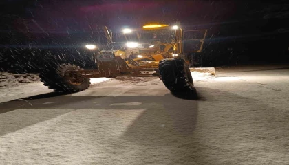 Büyükşehir ekipleri gece boyunca karla mücadele etti