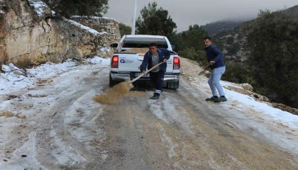 Büyükşehir ekiplerinden buz tutan yollarda tuzlama çalışması