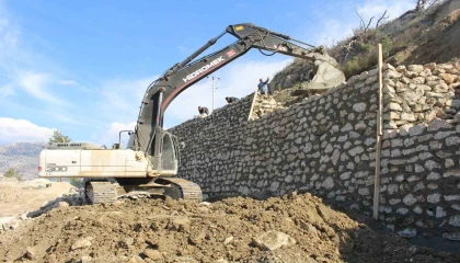 Büyükşehir heyelan yaşanan yollarda duvar örüyor