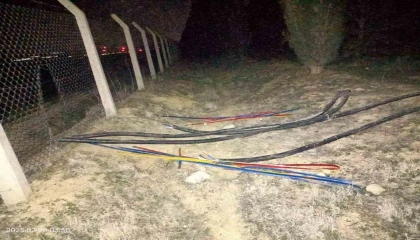 Çaldıkları 1 milyon liralık bakır kablo ile 2 km uzaklıktaki araçlarına giderken suçüstü yakalandılar