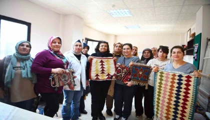 Çukurovalı kadınlara kilim dokuma kursu