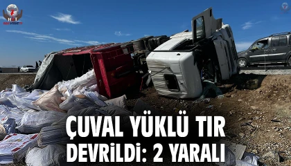 Çuval yüklü Hatay plakalı tır devrildi, 2 yaralı