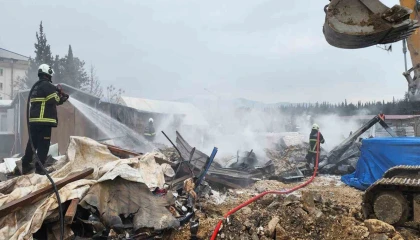 Depo olarak kullanılan konteynerler alevlere teslim oldu