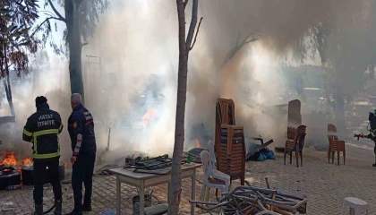 Depoda bulunan odunlukta çıkan yangını itfaiye söndürdü