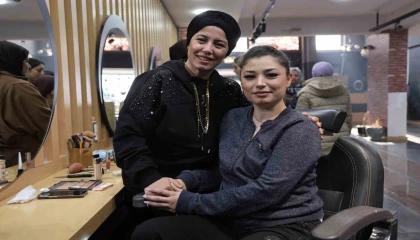 Depremde 4 çalışanını ve dükkanını kaybetti, pes etmeyip yeni iş yerini açtı