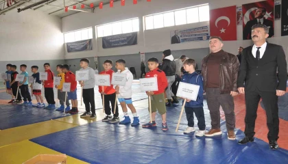 Depremde hayatını kaybeden sporcuların ansına güreş turnuvası