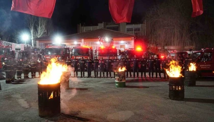 Depremin simgelerinden Ebrar Sitesi kahramanları depremin ikinci yılında şehitleri sirenlerle andı