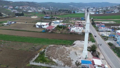 Depremin yıktığı mahallede camiler minaresiz, minareler camisiz kaldı