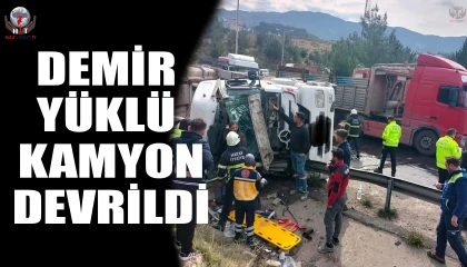Devrilen demir yüklü kamyonun sürücüsü yaralandı