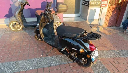 Devrilen motorlu bisikletteki 2 kişi yaralandı