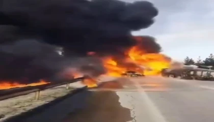 Devrilen tanker alevlere teslim oldu, sürücü son anda kurtarıldı