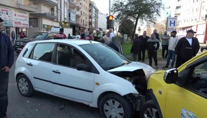 Direksiyon başında baygınlık geçirdi, ortalığı savaş alanına çevirdi: 4 yaralı