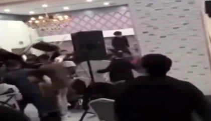 Düğünde sahne anlaşmazlığı kavgasında sandalyeler havada uçtu