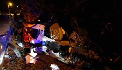 Elektrik direğine çarpan Fiat otomobil hurdaya döndü: 2 yaralı