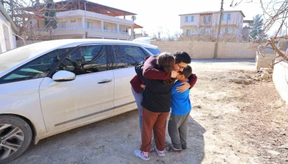 Enkazdan çıkardığı çocuklarla buluştu