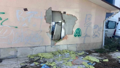 Eski hastane deposunun duvarını kırıp içeri girdiler, güvenlik kamerasını boyadılar