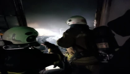 Evde çıkan yangında mahsur kalan 2 kişiyi itfaiye ekipleri kurtardı