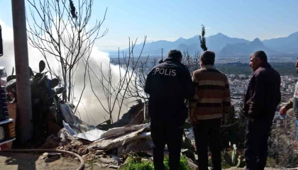 Evinin yanışını çaresiz gözlerle izledi, odaların halini görünce başını duvara yaslayıp öylece kaldı